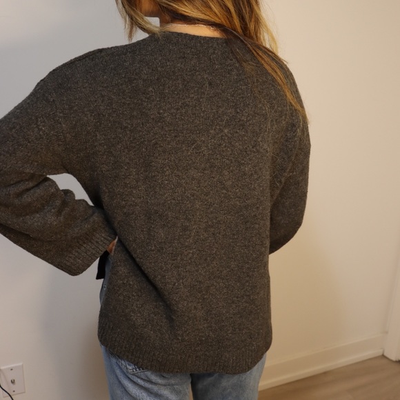 H&M V neck Sweater - Picture 3 of 3